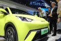 Le Canada envisage d'augmenter les droits de douane sur les voitures électriques chinoises