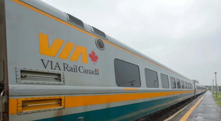 Femme en état critique après la collision de son camion avec un train près de Montréal