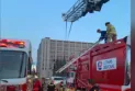 Des pompiers sauvent un homme à l'intérieur d'un camion poubelle au Canada