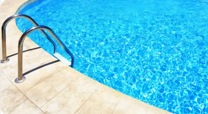 La police de Québec retrouve un enfant inconscient dans une piscine