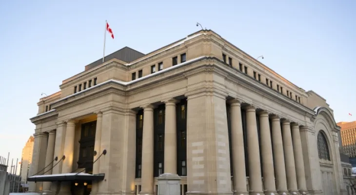 Les sénateurs approuvent de nouvelles règles pour consolider les groupes indépendants, suscitant la colère des conservateurs.