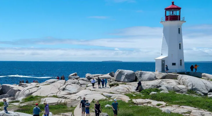 Sondage : La majorité des Canadiens prévoient de rester près de chez eux pendant les vacances d'été cette année