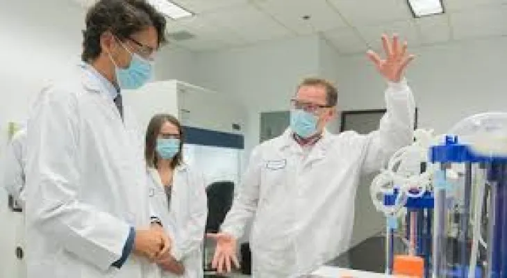 Poursuite du financement de l'usine de vaccins canadienne promise par Trudeau malgré le fait qu'elle n'ait produit aucune dose de vaccin.