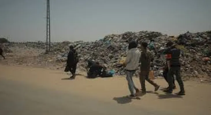 Les habitants de Gaza fuyant Rafah : Nous vivons maintenant dans la misère à côté de la gigantesque décharge.