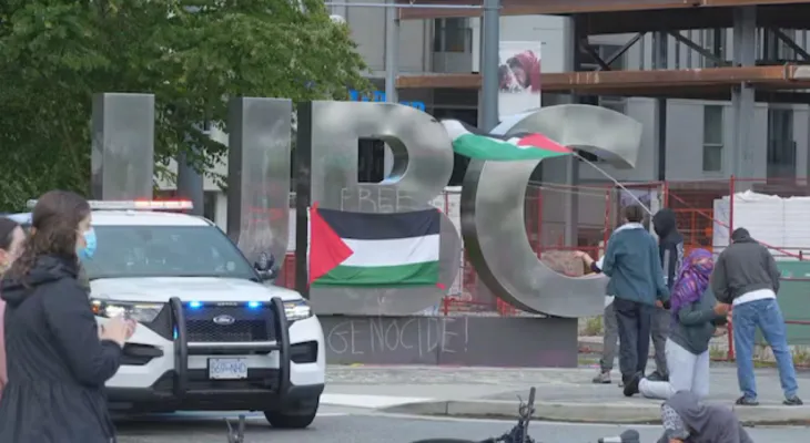 Vancouver : la police intervient pour ouvrir une voie sur le campus de l'université 'UBC' et arrête une personne