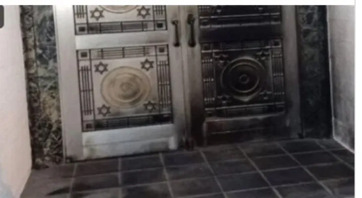 The Canadian police are investigating after a "firebomb" was thrown at the doors of a Jewish synagogue in Vancouver.