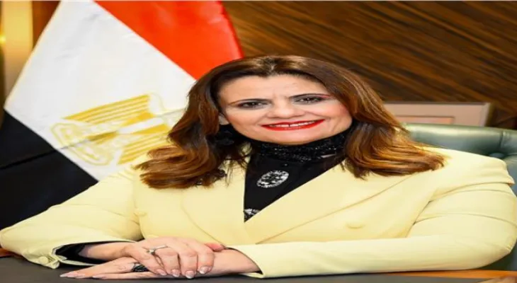 The Egyptian Minister of Immigration congratulates a Canadian Egyptian for winning the "Pharmacist of Canada" award.