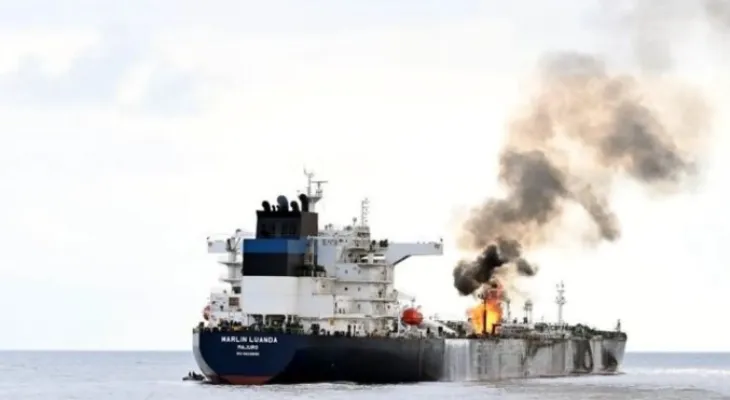 British Navy: Fire breaks out on a ship after being hit by a projectile in the Gulf of Aden