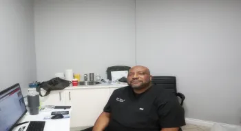 د. أديجومو بابالولا: رؤية تُحوِّل الرعاية الصحية في أوتاوا
