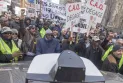 "Victoire historique" : le juge ordonne au Québec de verser 143 millions de dollars aux chauffeurs de taxi pour l'annulation des permis