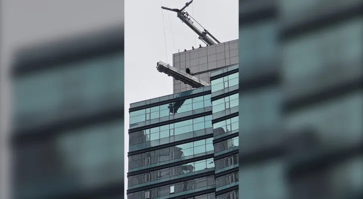 Sauvetage d'ouvriers après la rupture des câbles d'une grue oscillante en dehors du 56e étage d'un hôtel au centre-ville de Toronto