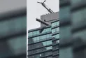 Sauvetage d'ouvriers après la rupture des câbles d'une grue oscillante en dehors du 56e étage d'un hôtel au centre-ville de Toronto