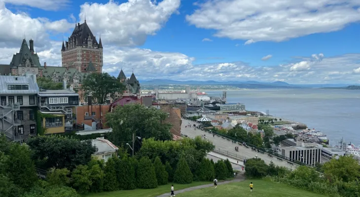 Des habitants de la ville de Québec demandent de limiter la consommation d'eau jusqu'à la réparation de la conduite principale d'eau.
