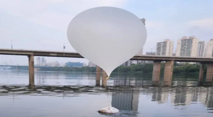 La Corée du Nord lance plus de 250 ballons transportant des déchets en direction de la Corée du Sud.