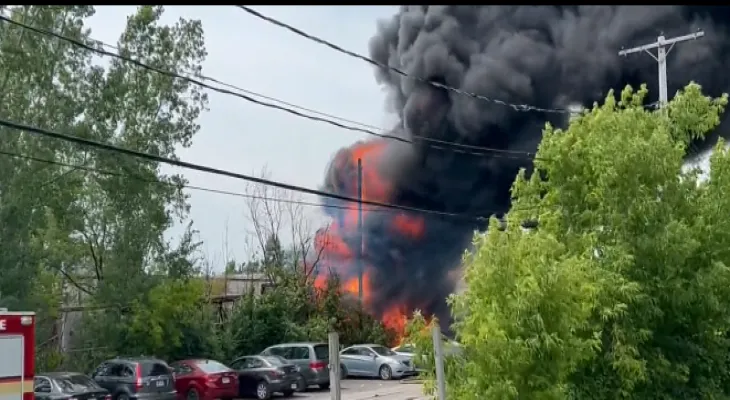 Les pompiers d'Ottawa maîtrisent un incendie dans un magasin de voitures