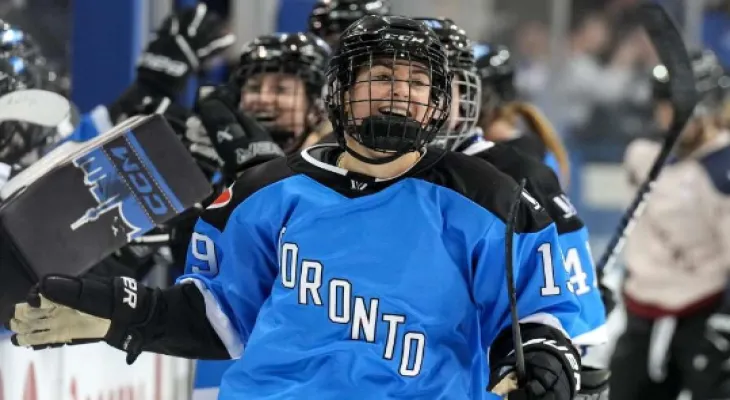 Lesli, citoyenne d'Ottawa, signe avec l'équipe PWHL Ottawa