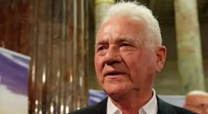 La police porte huit autres accusations criminelles contre le milliardaire Frank Stronach, y compris une agression sexuelle.