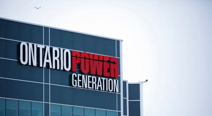 La société "Ontario Power Generation" renouvelle huit centrales hydroélectriques pour un coût d'un milliard de dollars.