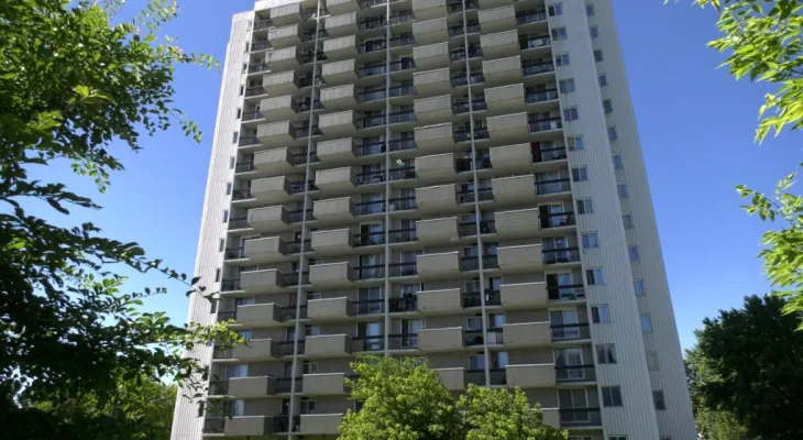 Des locataires d'un immeuble résidentiel dans la partie ouest d'Ottawa reçoivent des avis d'expulsion