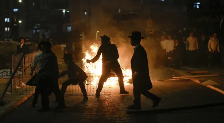 «Nous ne rejoindrons pas l'armée ennemie»... Des manifestants radicaux scandent des slogans et attaquent la voiture d'un ministre israélien