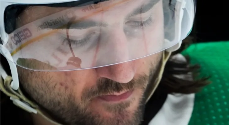 "Maple Leafs" signs a contract with Chris Tanev for six years worth 27 million US dollars.