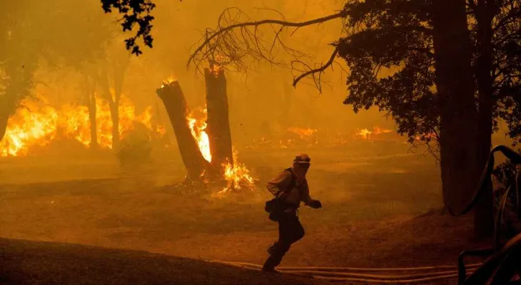 Évacuation de milliers de personnes avec la propagation des incendies de forêt dans le nord de la Californie et prévision de plus de temps chaud