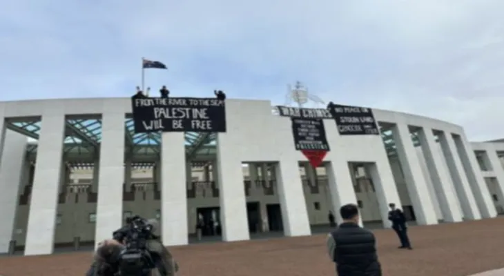 Manifestants pro-Gaza escaladant le toit du Parlement australien