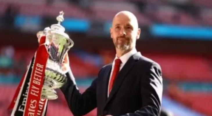 Manchester United officially announces the renewal of Erik ten Hag's contract until 2026.