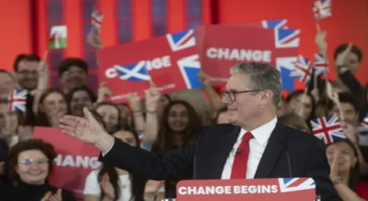 Victoire du parti travailliste avec la majorité absolue au Parlement britannique