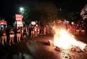 Des manifestants anti-gouvernement israéliens se rassemblent devant la maison du leader de la Histadrout.