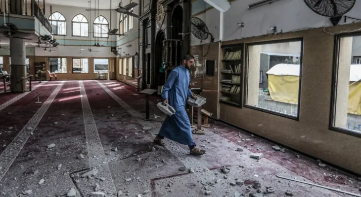 The intense Israeli bombardment of the city of Gaza forces medical facilities to close as thousands flee.
