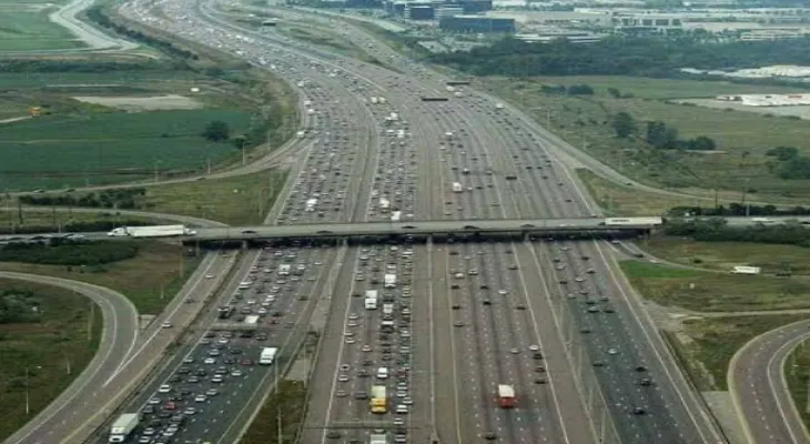 Le gouvernement de l'Ontario décide d'augmenter la limite de vitesse maximale à 110 km/h sur l'autoroute.