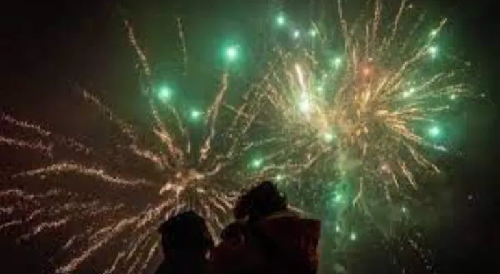 Iraq: Explosions and firework sparks due to a large fire in Baghdad