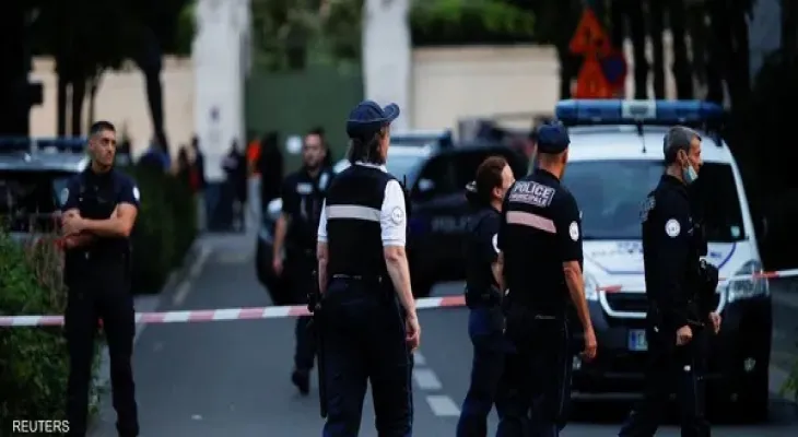 Dead and injured in a car intrusion incident at a cafe in northern Paris, and the police are investigating.