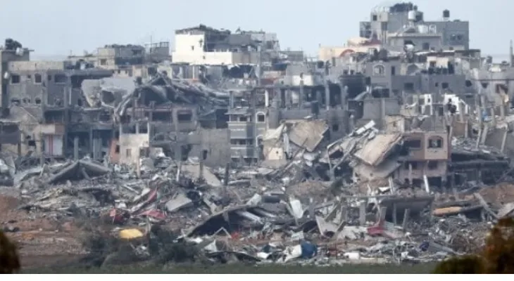 La défense civile à Gaza : les forces d'occupation font sauter et détruisent des quartiers résidentiels à l'est de Khan Younès.