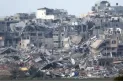 La défense civile à Gaza : les forces d'occupation font sauter et détruisent des quartiers résidentiels à l'est de Khan Younès.