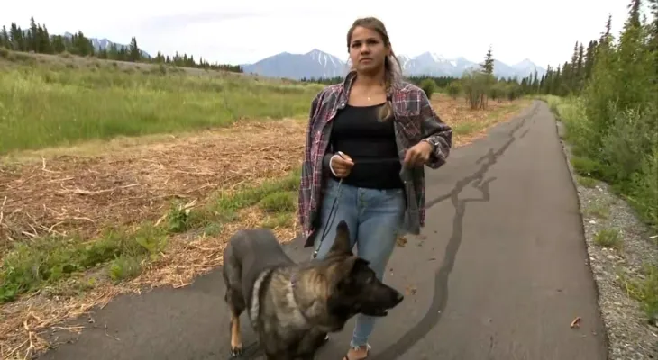 Une femme du Yukon survit miraculeusement à une attaque d'ours et attribue cela à sa pince à cheveux.