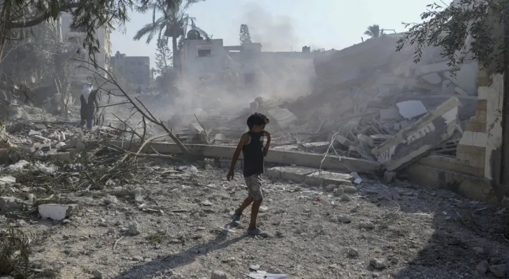 Au moins 30 Palestiniens tués, dont des enfants, lors d'un raid aérien israélien visant une école abritant des déplacés à Gaza.