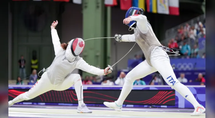 Éleanor Harvey se qualifie pour les demi-finales dans sa quête pour remporter la première médaille olympique du Canada en escrime.