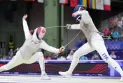 Éleanor Harvey se qualifie pour les demi-finales dans sa quête pour remporter la première médaille olympique du Canada en escrime.