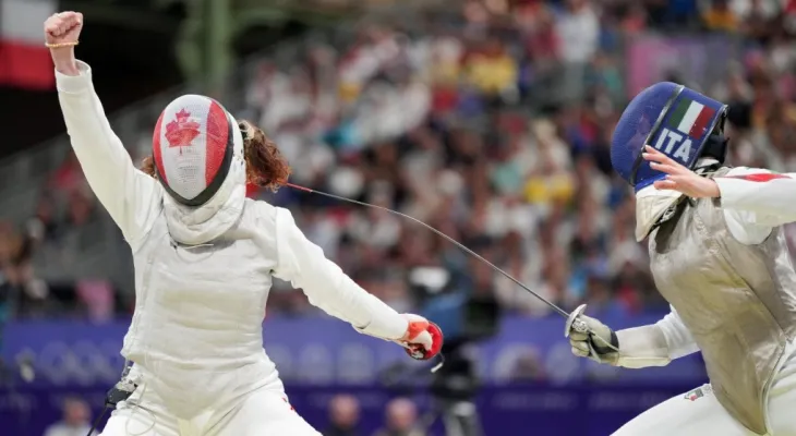 L'escrimeuse canadienne Élianor Harvey remporte la médaille de bronze aux Jeux Olympiques de Paris