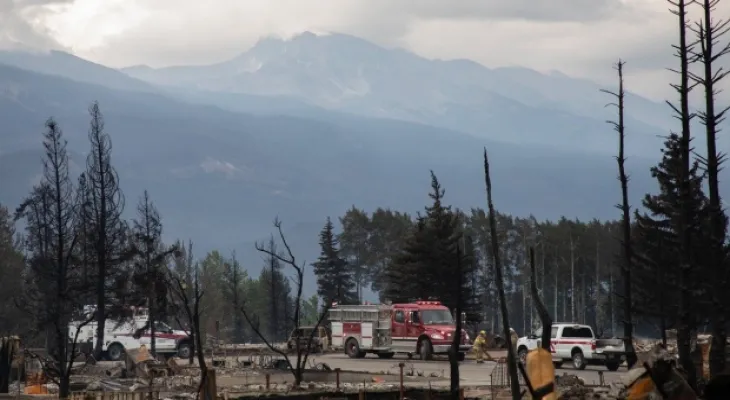 The mild weather gives firefighting crews the opportunity to make progress in battling wildfires in Jasper.