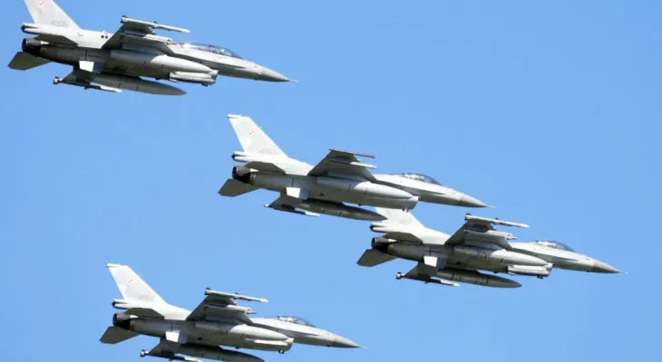L'Ukraine reçoit ses premiers avions de chasse F-16 pour renforcer ses défenses contre la Russie