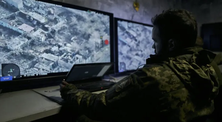 L'Ukraine intensifie ses frappes à longue portée alors qu'un sous-marin russe coule et qu'un aéroport est attaqué.