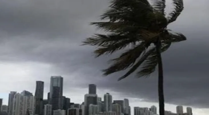 La tempête tropicale Debbie s'approche de la Floride avec des vents soufflant à 65 miles à l'heure