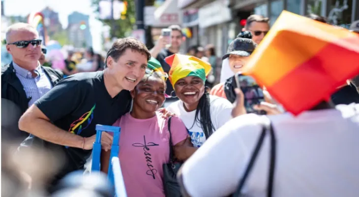 Le Premier ministre célèbre avec le public lors des festivités de la « Fierté » à Vancouver