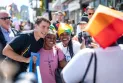 Le Premier ministre célèbre avec le public lors des festivités de la « Fierté » à Vancouver