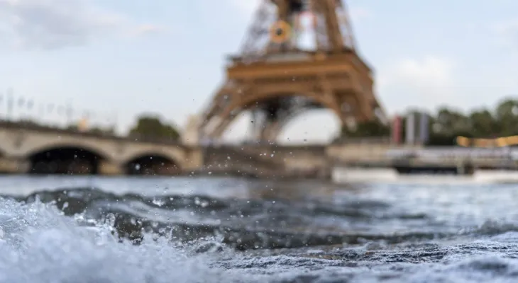Départ de la course de relais mixte de triathlon olympique avec la natation dans la Seine au milieu des inquiétudes concernant la qualité de l'eau