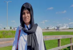 لأول مرة...فتاة برامبتون ذات ال 14 عامًا تحلق بمفردها فوق منطقة تورنتو الكبرى