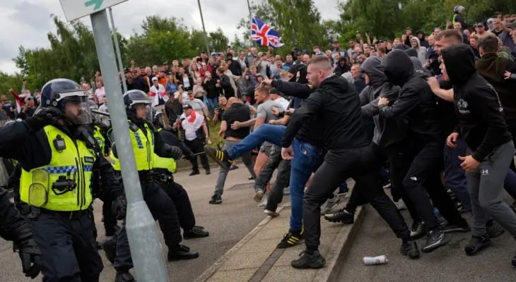 Canada renews its travel advisory for the United Kingdom due to violent clashes between police and protesters.